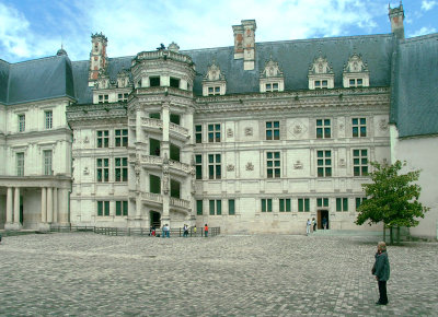 2588: Courtyard of Blois Castle