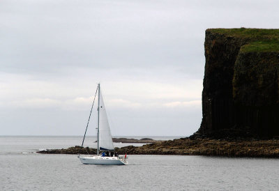 1422: Yacht passing the south end of the island