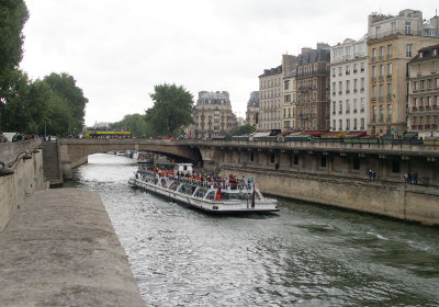 2457 Tourist traffic on the Seine