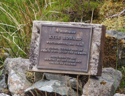 0830: Memorial plaque unreadable from the road