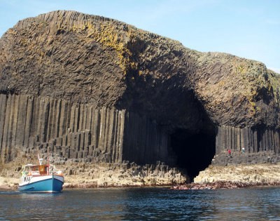 1433: Tourist boat at Fingal's Cave