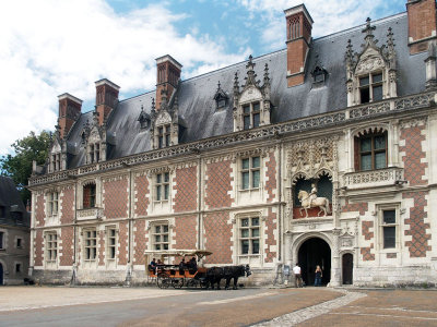 2587: Entrance to Blois Castle