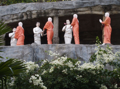 3571: Offerings being made to Buddha's followers