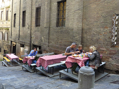 IMG_5134 Siena Dining on the Steps.jpg