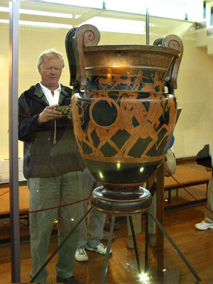 Karl Kilinski and Agrigento amphora.jpg