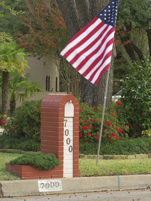 IMG_0055  mailbox and flag.jpg
