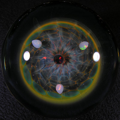For this huge masterpiece, Kenan brought a large Yoshi disc into the interior of the marble, loaded with fuming and opals.
