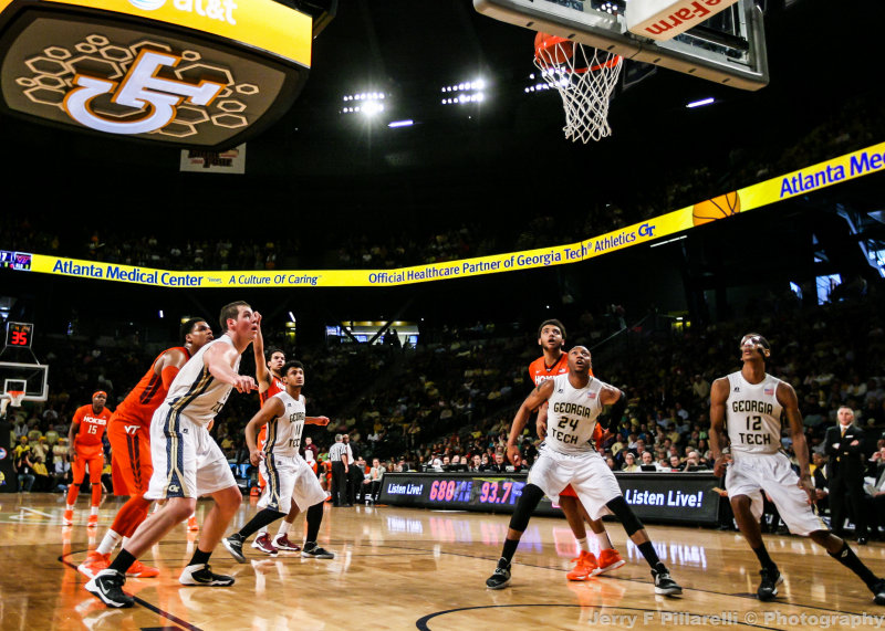 Jackets players position themselves for a rebound off of a free throw