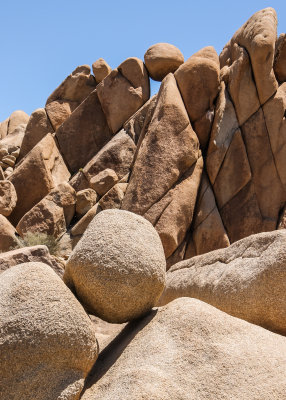 Two spheres in the Jumbo Rocks area in Joshua Tree National Park