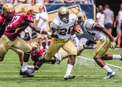 Georgia Tech B-Back Sims cuts to the sidelines to avoid Elon DB Jeremy Gloston