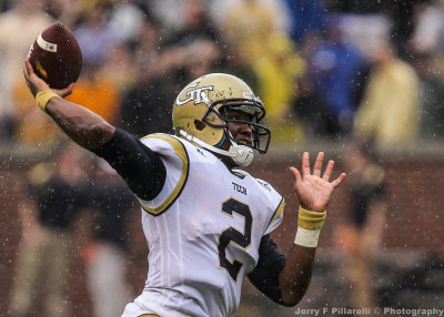 Georgia Tech QB Vad Lee throws in the rain