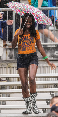 Yellow Jackets Fan weathers the storm to cheer on her team