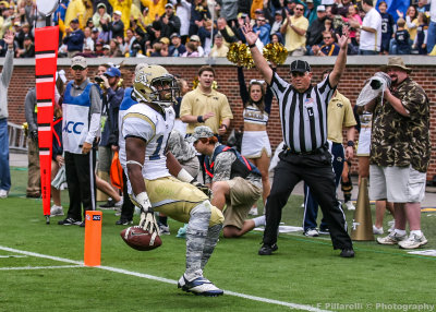 Yellow Jackets RB Synjyn Days scores the first touchdown of the day
