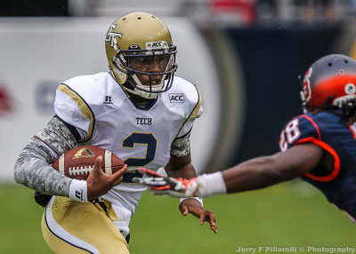 Tech QB Lee eyes an approaching Syracuse defender