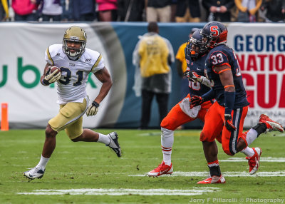 Georgia Tech A-back Hill outraces Syracuse defenders