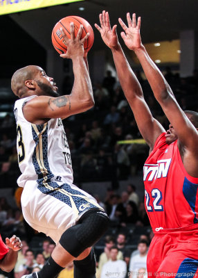 Jackets F Golden shoots over Flyers F Pollard