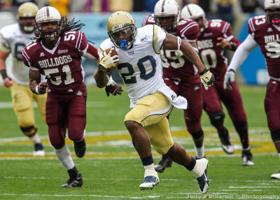 Yellow Jackets BB David Sims breaks into the open field