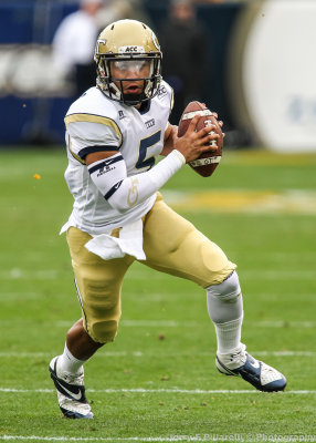 Jackets QB Justin Thomas rolls out to his left