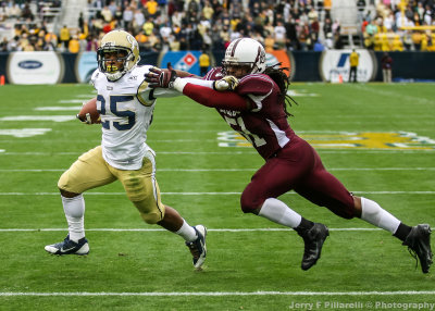 …Jackets AB Godhigh gets by Bulldogs LB Nelson and scores