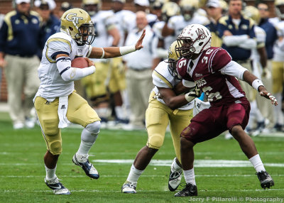 Yellow Jackets QB Thomas looks to avoid Bulldogs DB Chris Ervin