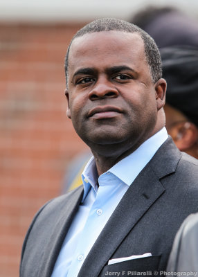 Atlanta Mayor Kasim Reed on the field before the game