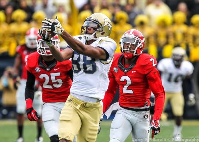Jackets WR Darren Waller catches a pass in front of UGA defenders