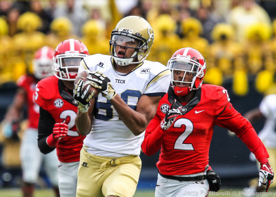 Yellow Jackets WR Waller attempts to break away from Bulldogs defenders