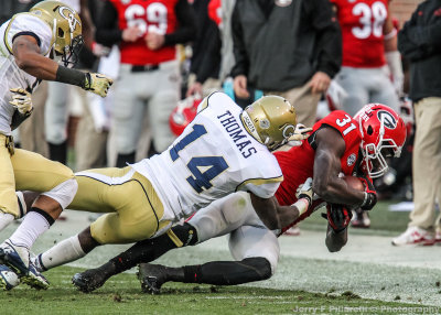 Jackets DB Jemea Thomas forces Bulldogs FLK Chris Conley out of bounds