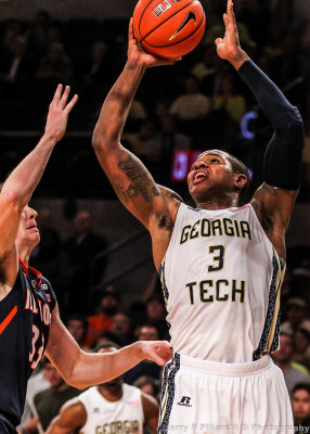 Yellow Jackets F Georges-Hunt gets a layup over Fighting Illini F Ekey
