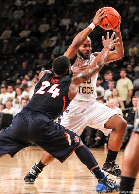 Jackets G Golden is harassed by Illini G Rice