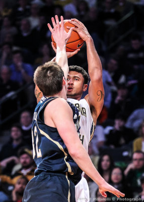 Jackets G Bolden shoots over Irish G Steve Vasturia