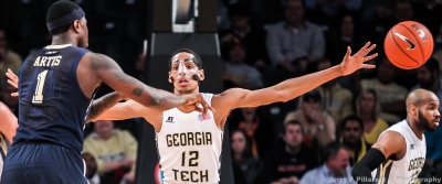 Yellow Jackets F Quinton Stephens defends Pittsburgh F Artis