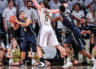 Pitt G Robinson works to get the ball in bounds