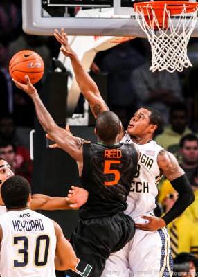 Yellow Jackets F Marcus Georges-Hunt challenges the shot by Hurricanes G Davon Reed