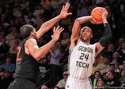 Jackets F Holsey puts up a jumper over a Hurricanes F Kirk