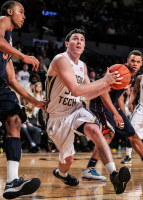 Jackets G Doyle drives to the basket