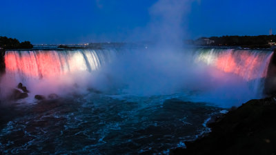 Niagaras Horseshoe Falls lit up at night