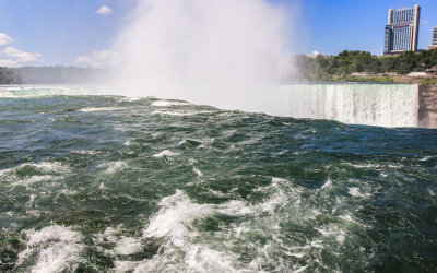 The entire arc of Horseshoe Falls as seen from Goat Island on the US side of Niagara Falls
