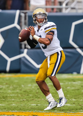 Jackets QB Thomas sets to throw to a receiver