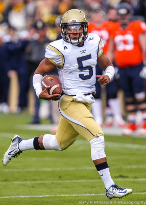 Yellow Jackets QB Justin Thomas sprints toward the sidelines