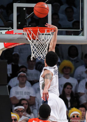 Yellow Jackets G Tadric Jackson defends a Cuse shot at the basket