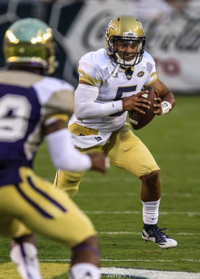 Jackets QB Justin Thomas rolls out to avoid pressure