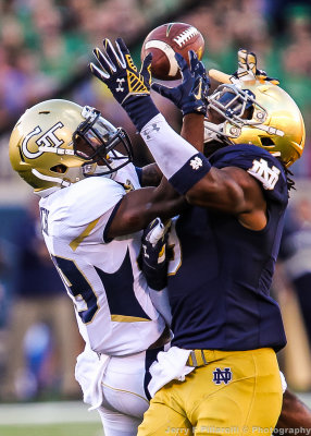Jackets A-Back Clinton Lynch fights for a pass with Irish LB Jaylon Smith