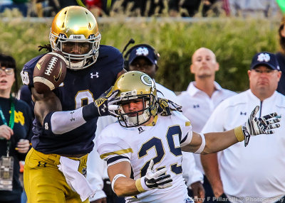 Jackets A-Back Austin McClellan fights for the ball with Irish LB Jaylon Smith