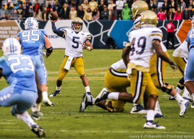 Jackets QB Thomas throws to a receiver