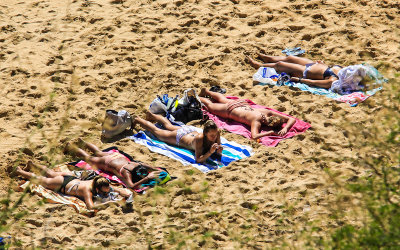 Sun worshipers on the beach in Hanauma Bay on Oahu