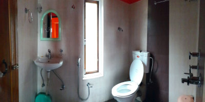 Washroom 2 bed.jpg