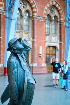 Sir John Betjeman statue.jpg