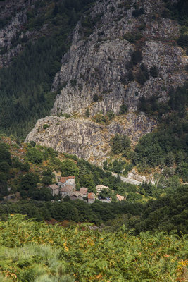 Le village sous la montagne