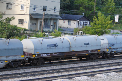 628040